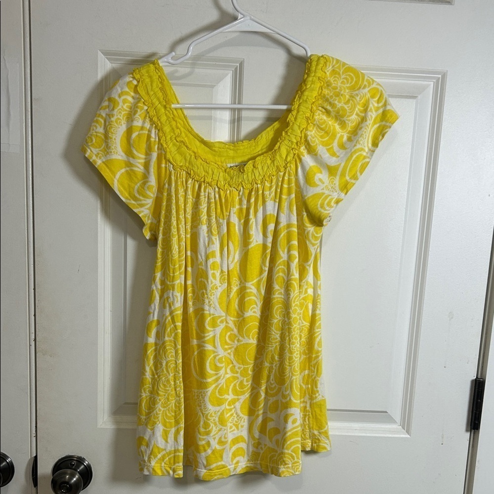Liz Lange Maternity cap sleeve Top size XS yellow white